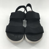 9 Strappy stretch sandal