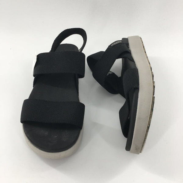 9 Strappy stretch sandal