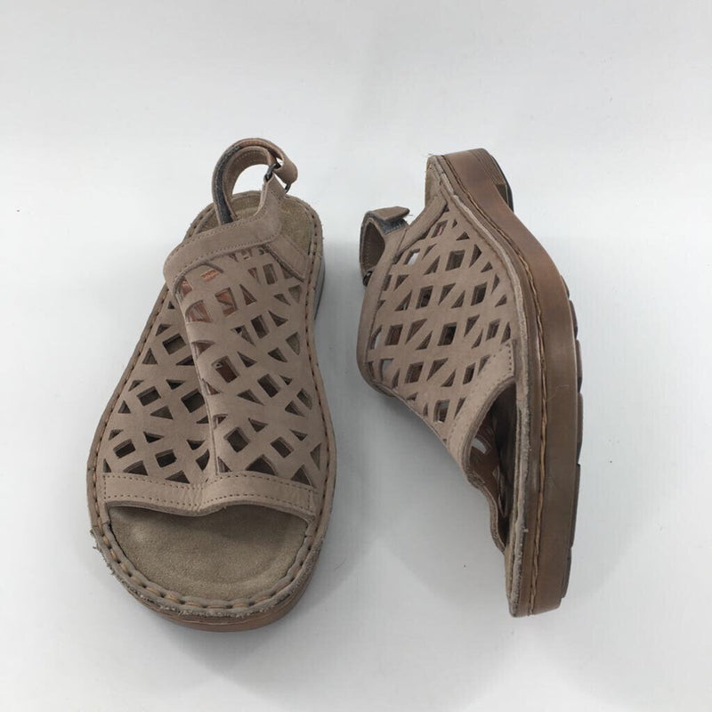 8 Cutout leather sandal