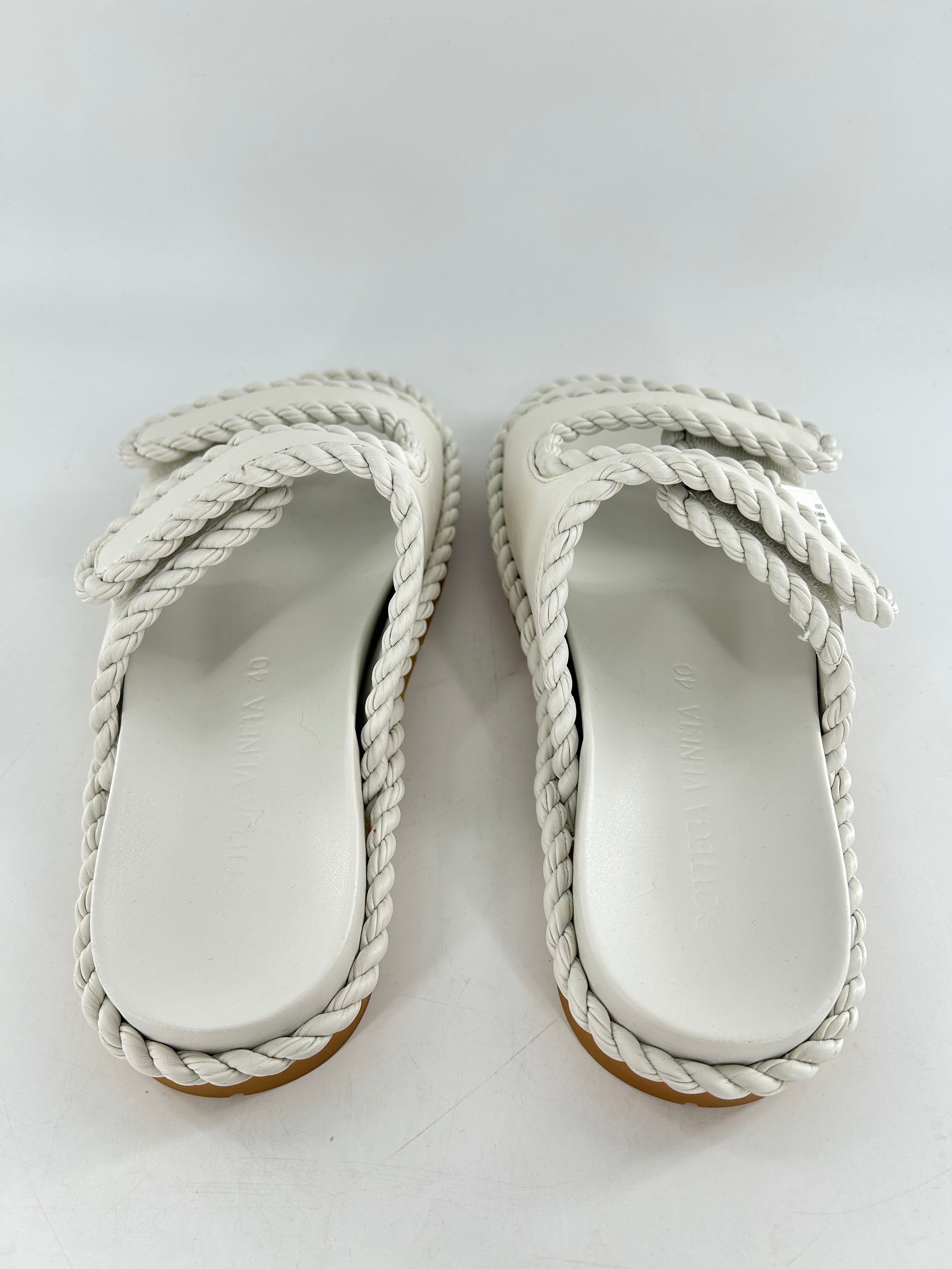 R1100 lambskin leather sandals w/ torchon piping