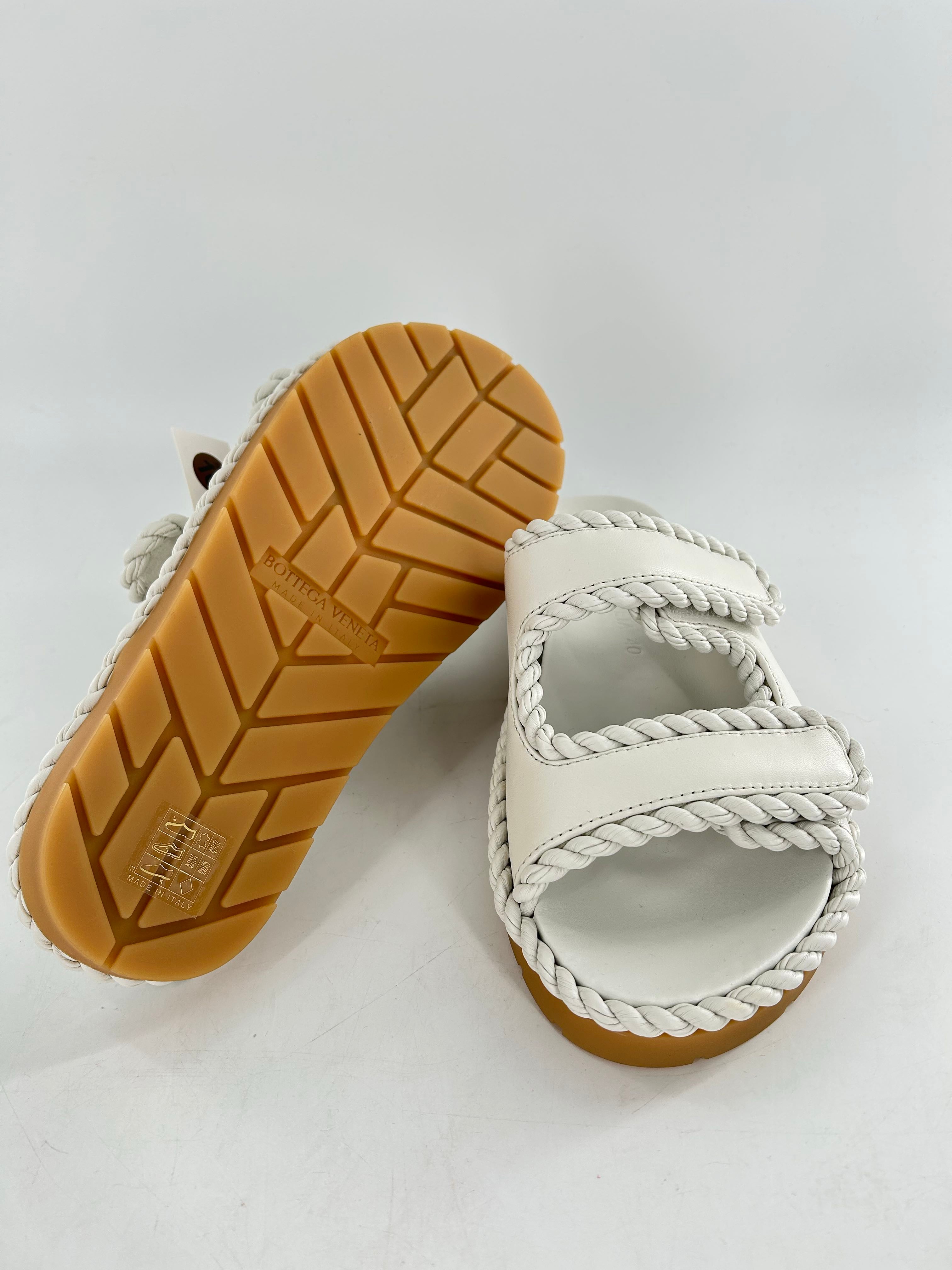 R1100 lambskin leather sandals w/ torchon piping