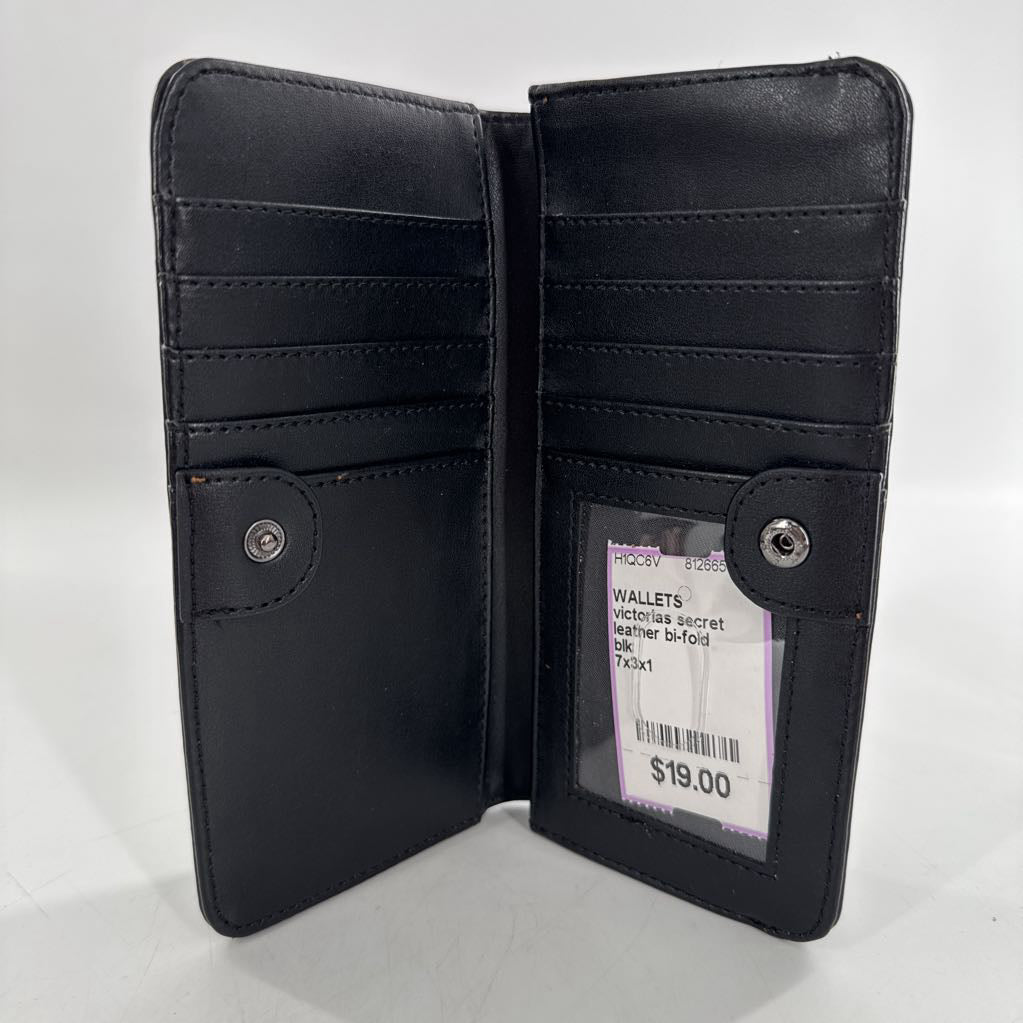 leather bi-fold wallet