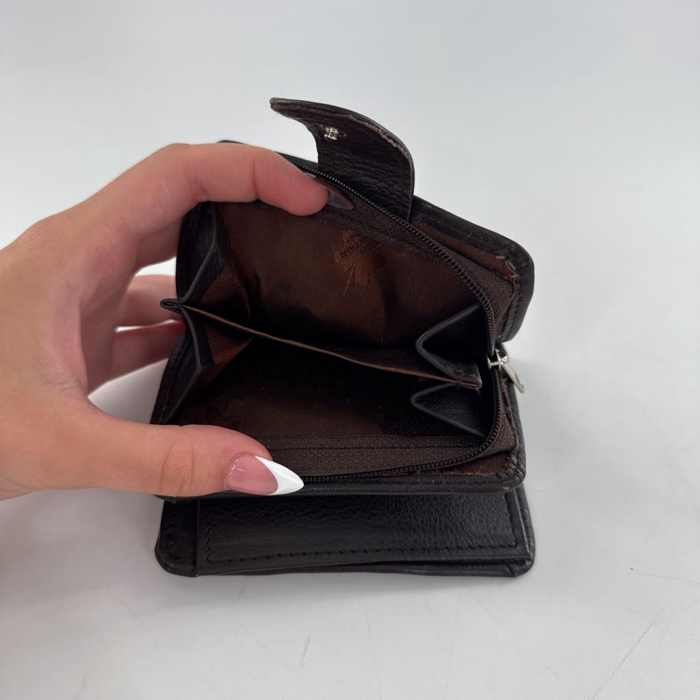 leather bi-fold wallet