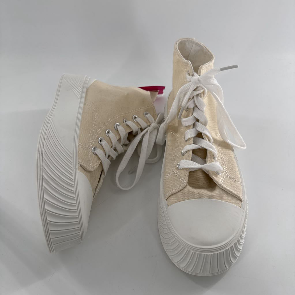 8 lace up hi-top sneaker