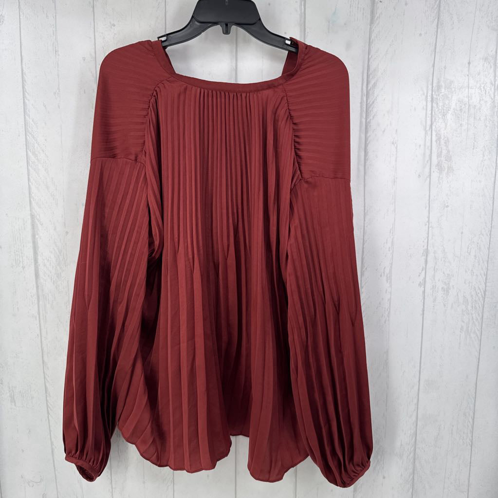 L pleated button top
