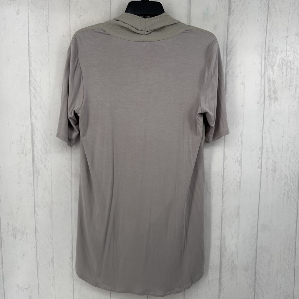 S s/s v-neck hi-low top