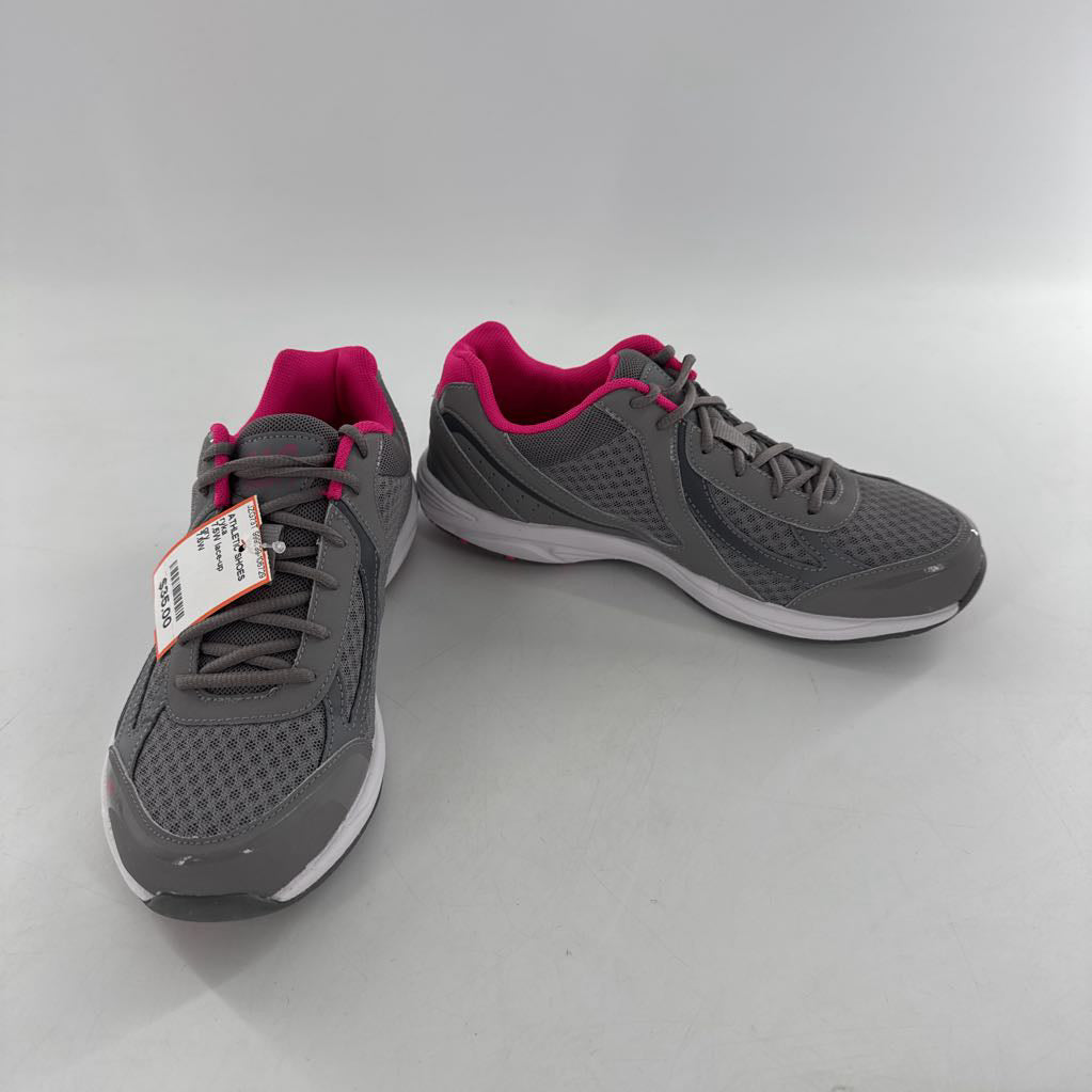 7.5W lace-up sneaker