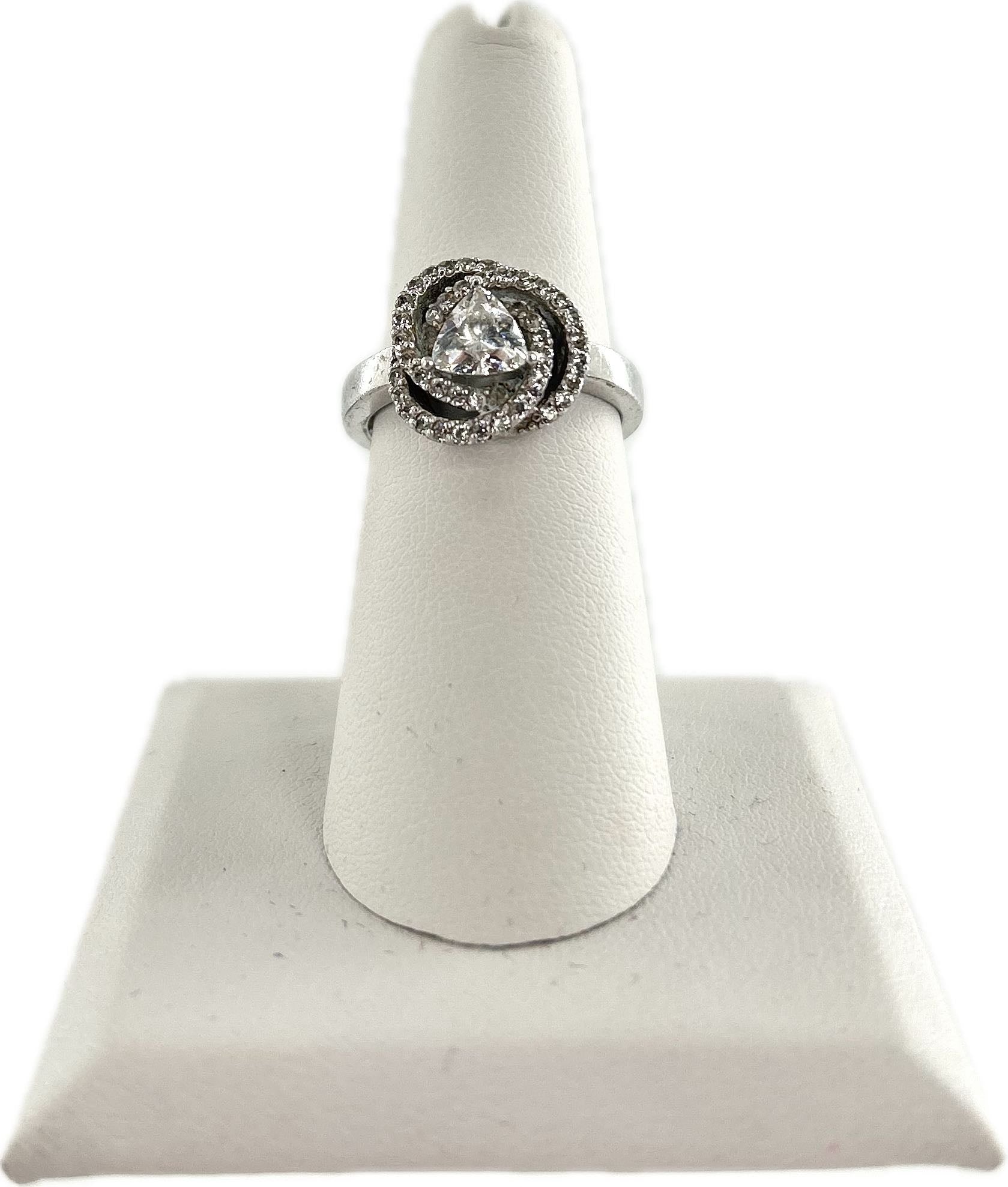 Sz8 silvertone rhinestone swirl cocktail ring