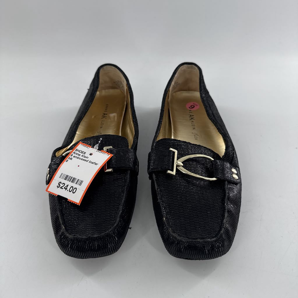 9 embossed loafer