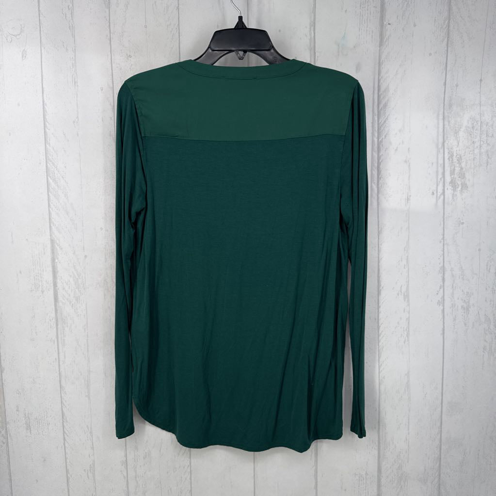 XS v-neck l/s top