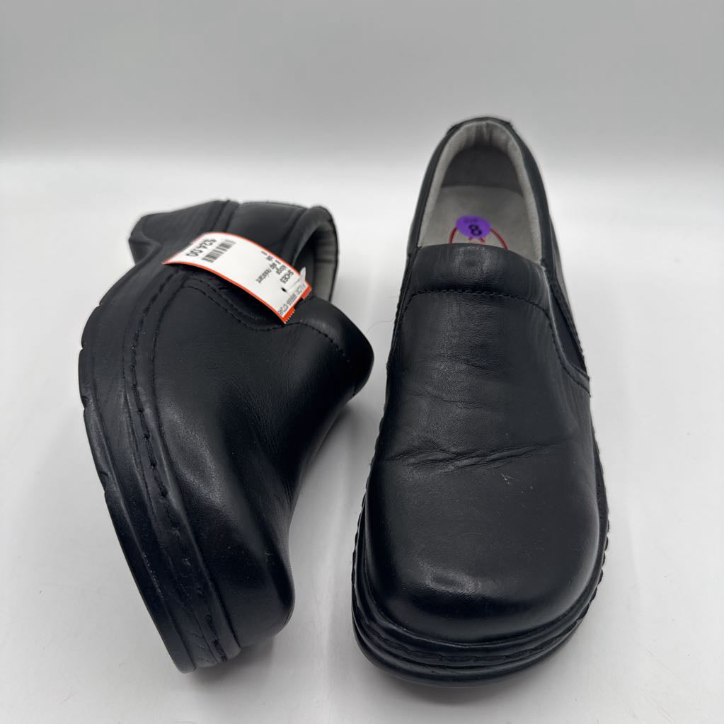 8 slip resistant clogs