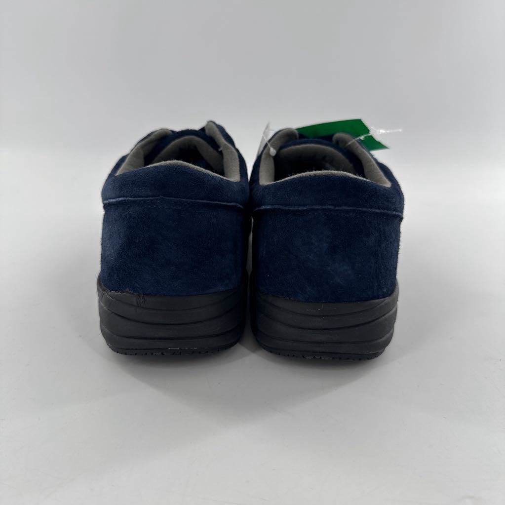 10 suede lace-up sneaker