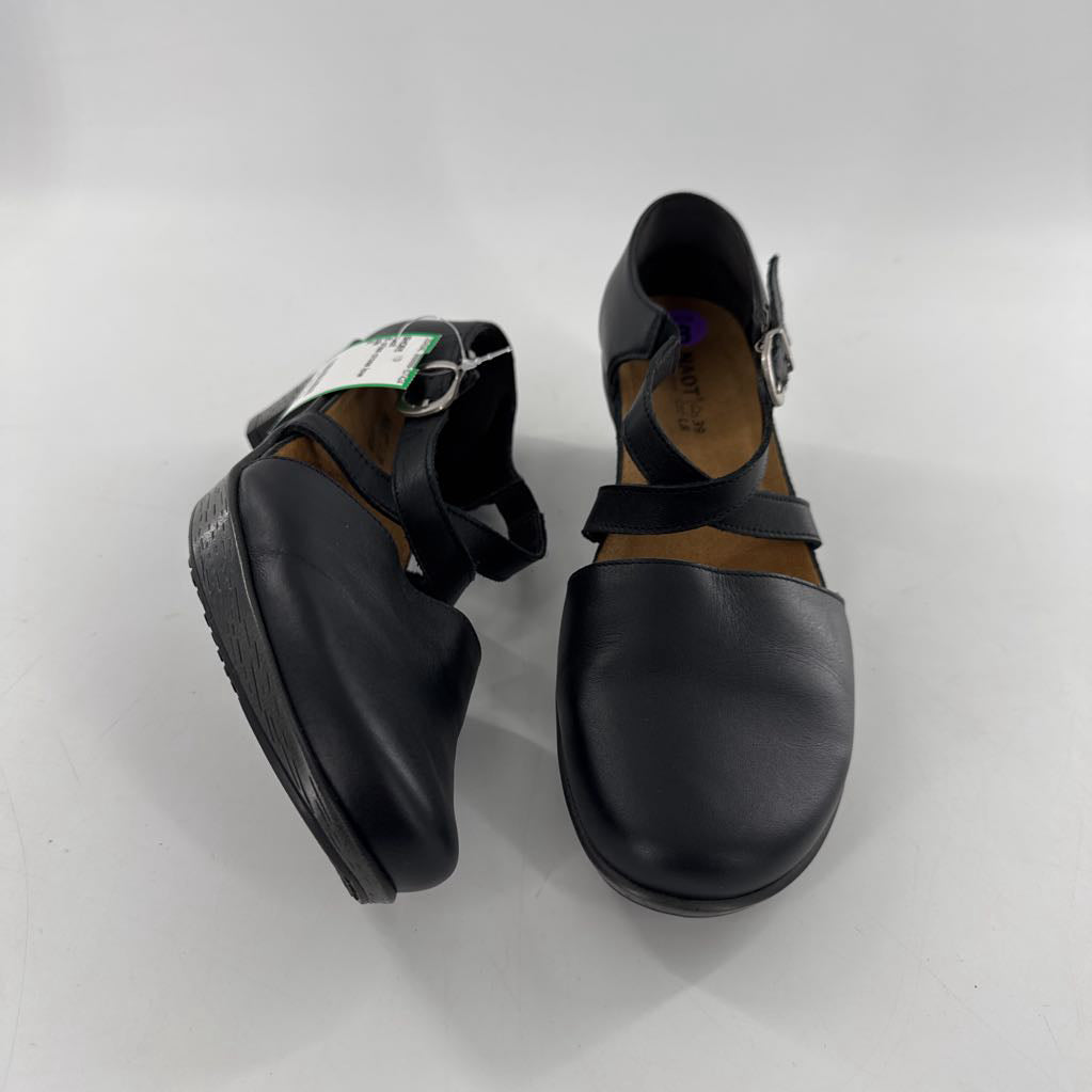 8 criss cross low heel shoe