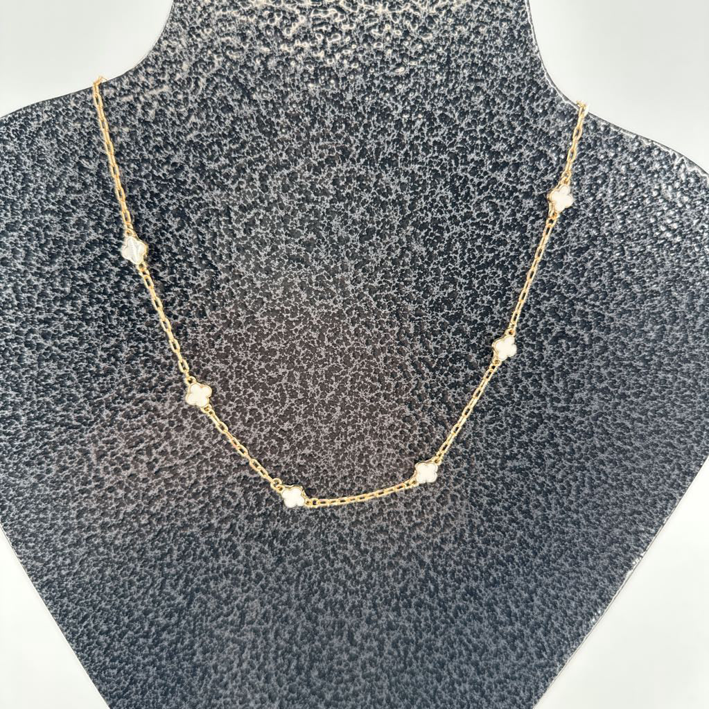 10" goldtone clover necklace-wht