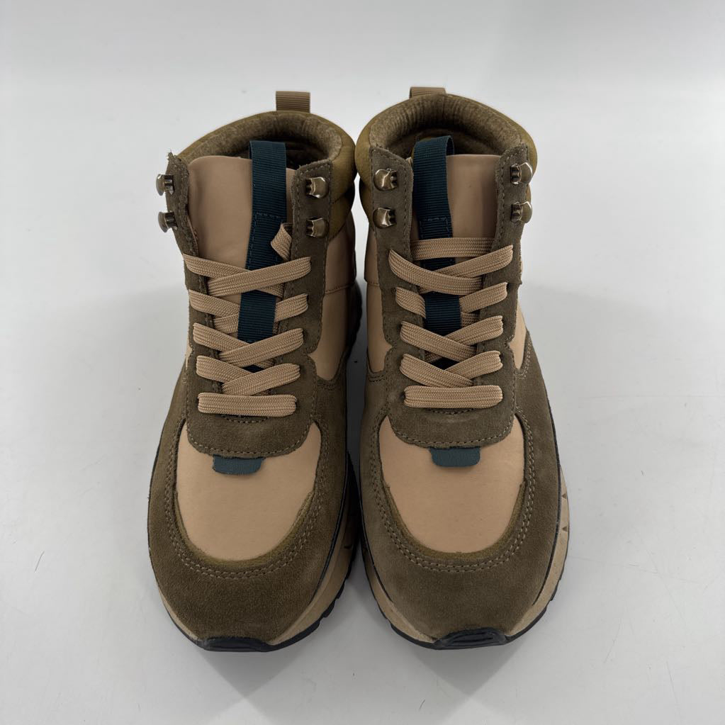 7 lace-up hiking boot