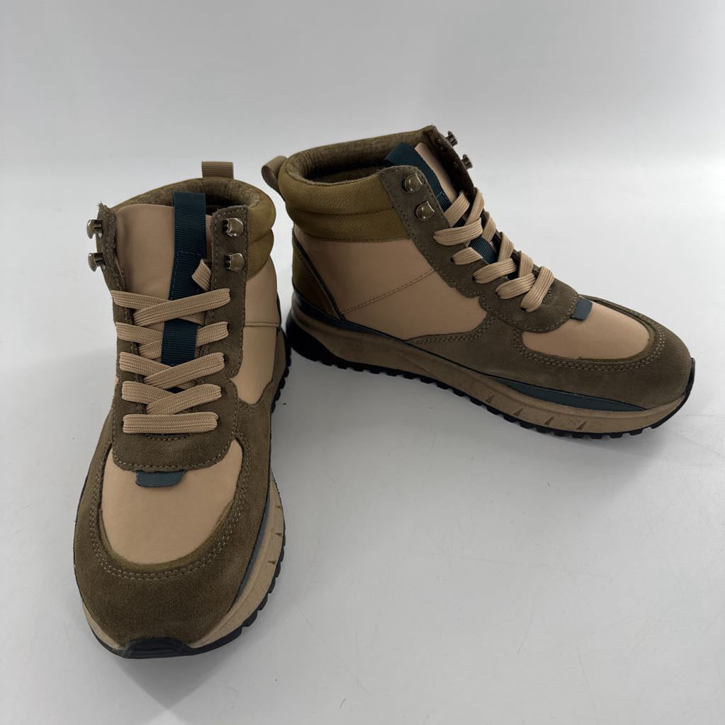 7 lace-up hiking boot
