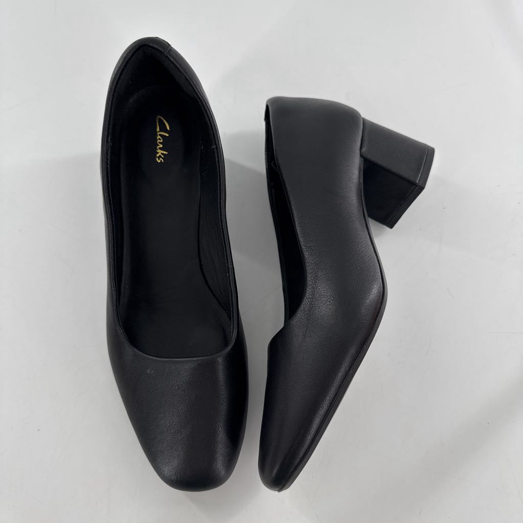 7.5 low-heel pumps