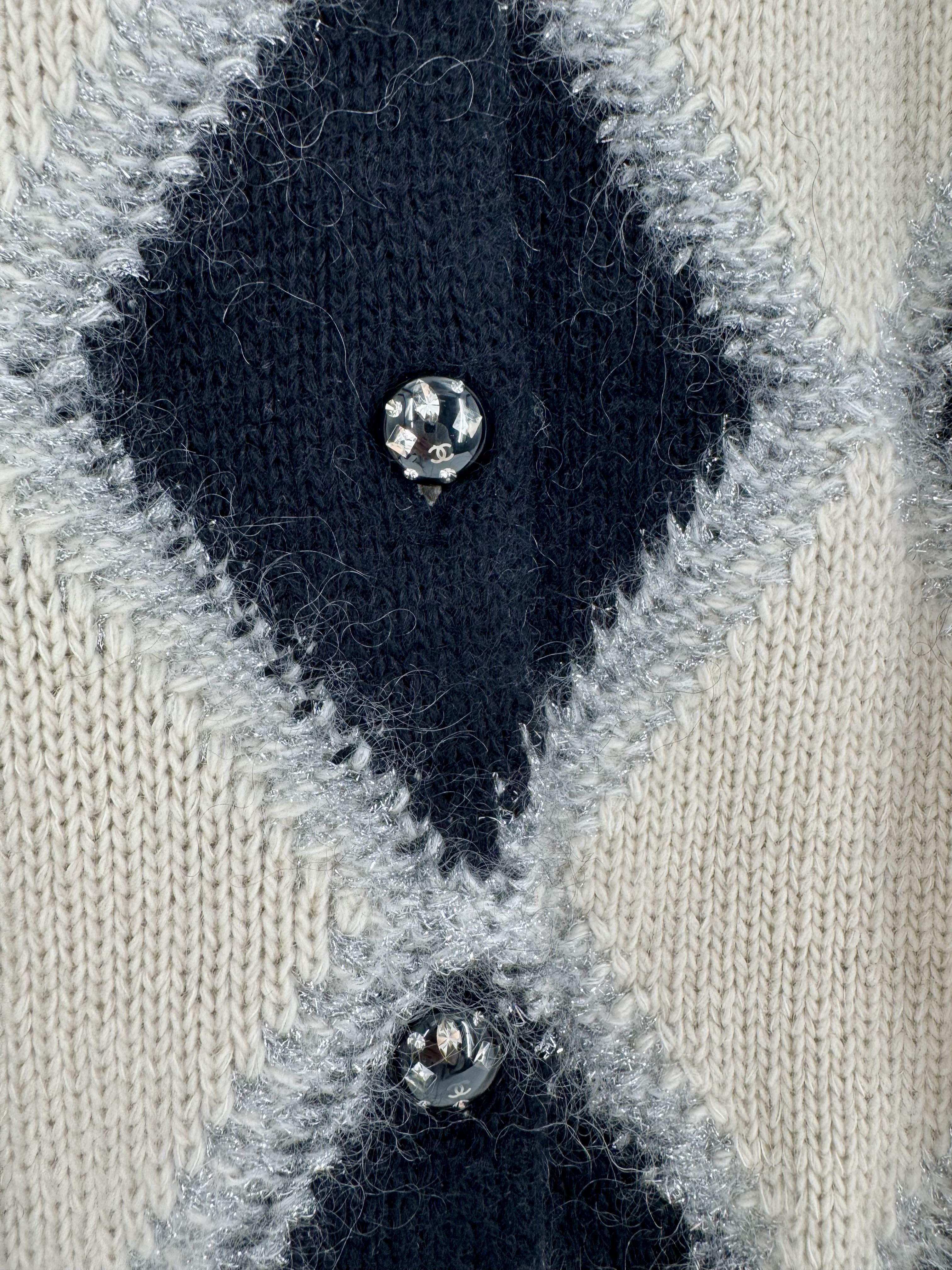 40 l/s button argyle sweater w/ glittery thread accent