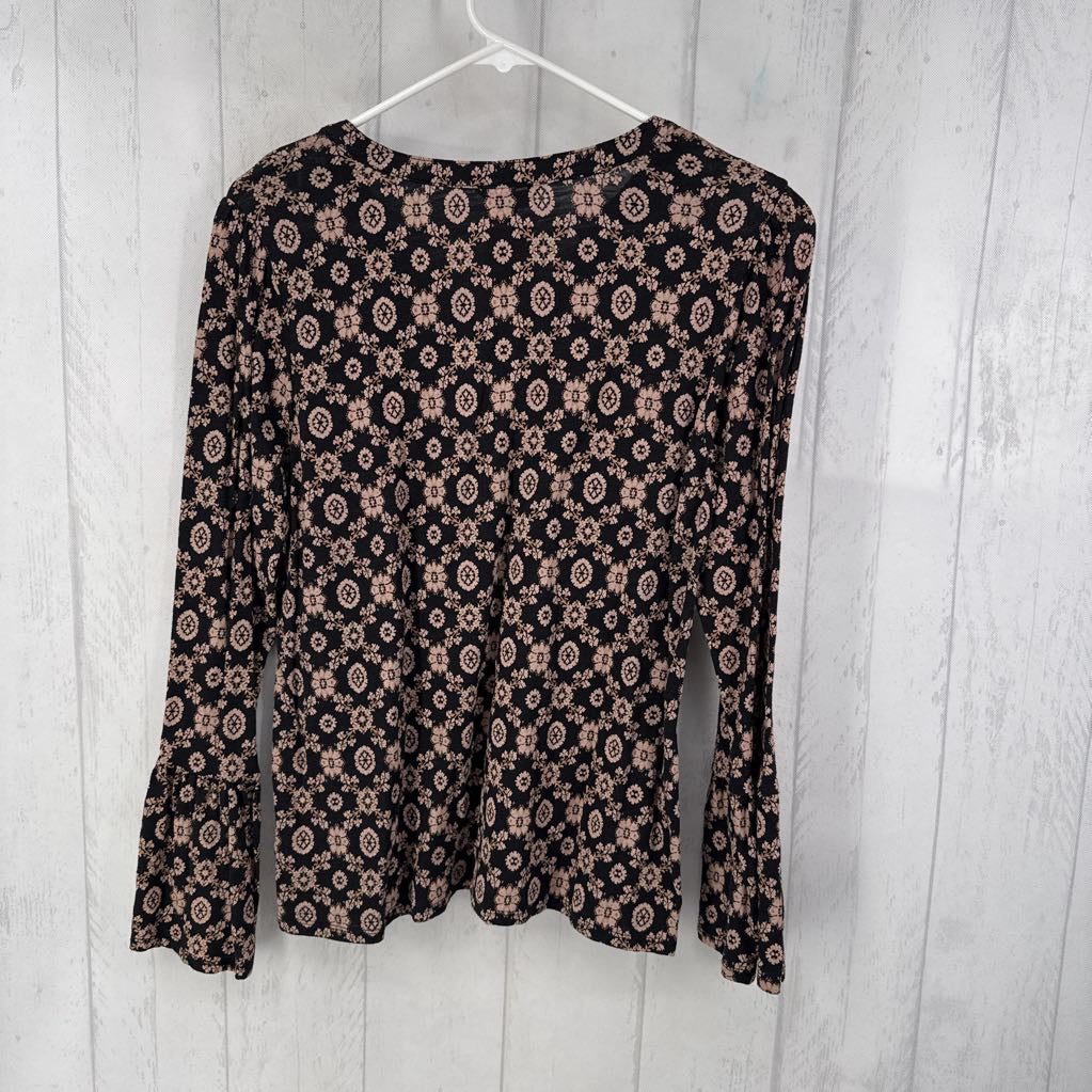 M medallion print v-neck l/s top