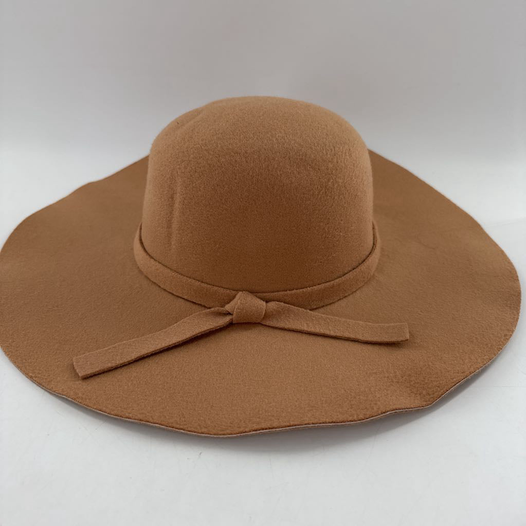 wide brim hat