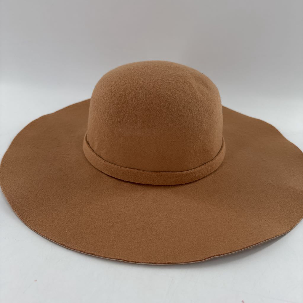 wide brim hat