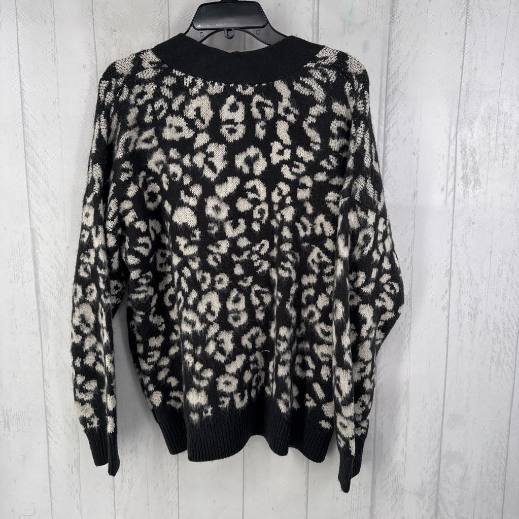 R30 M animal print cardi