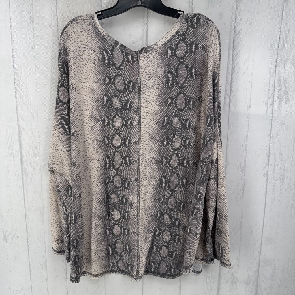 XL snakeskin print v-neck l/s top