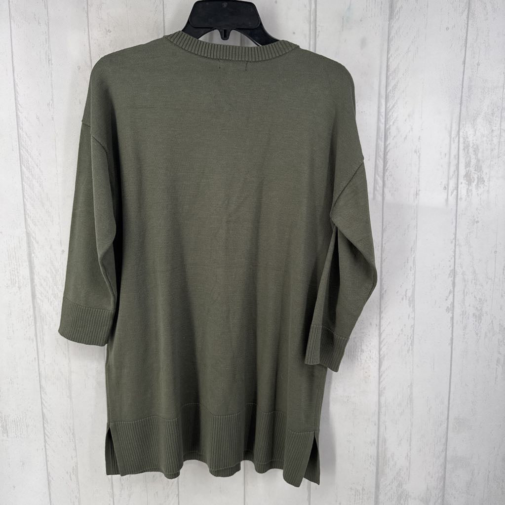 M button detail tunic sweater