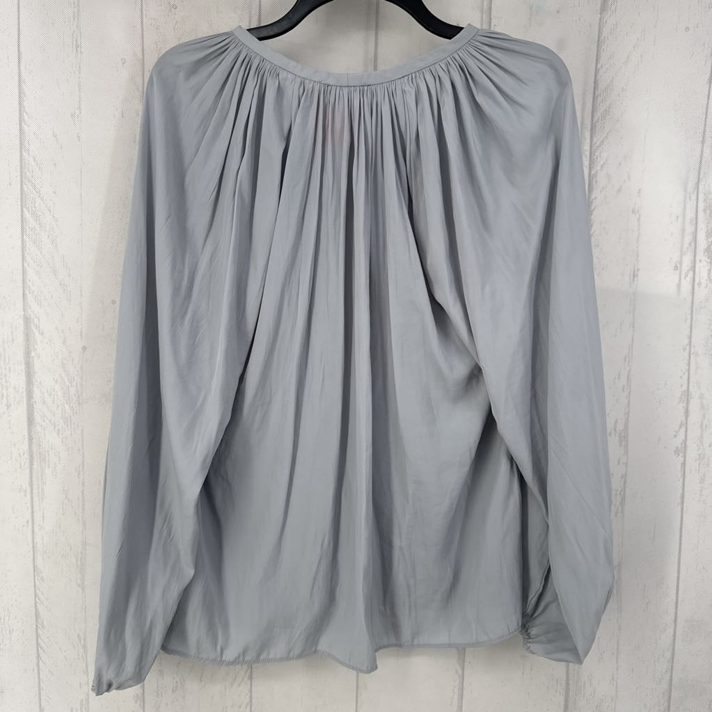 R68 XS v-neck bow front l/s top