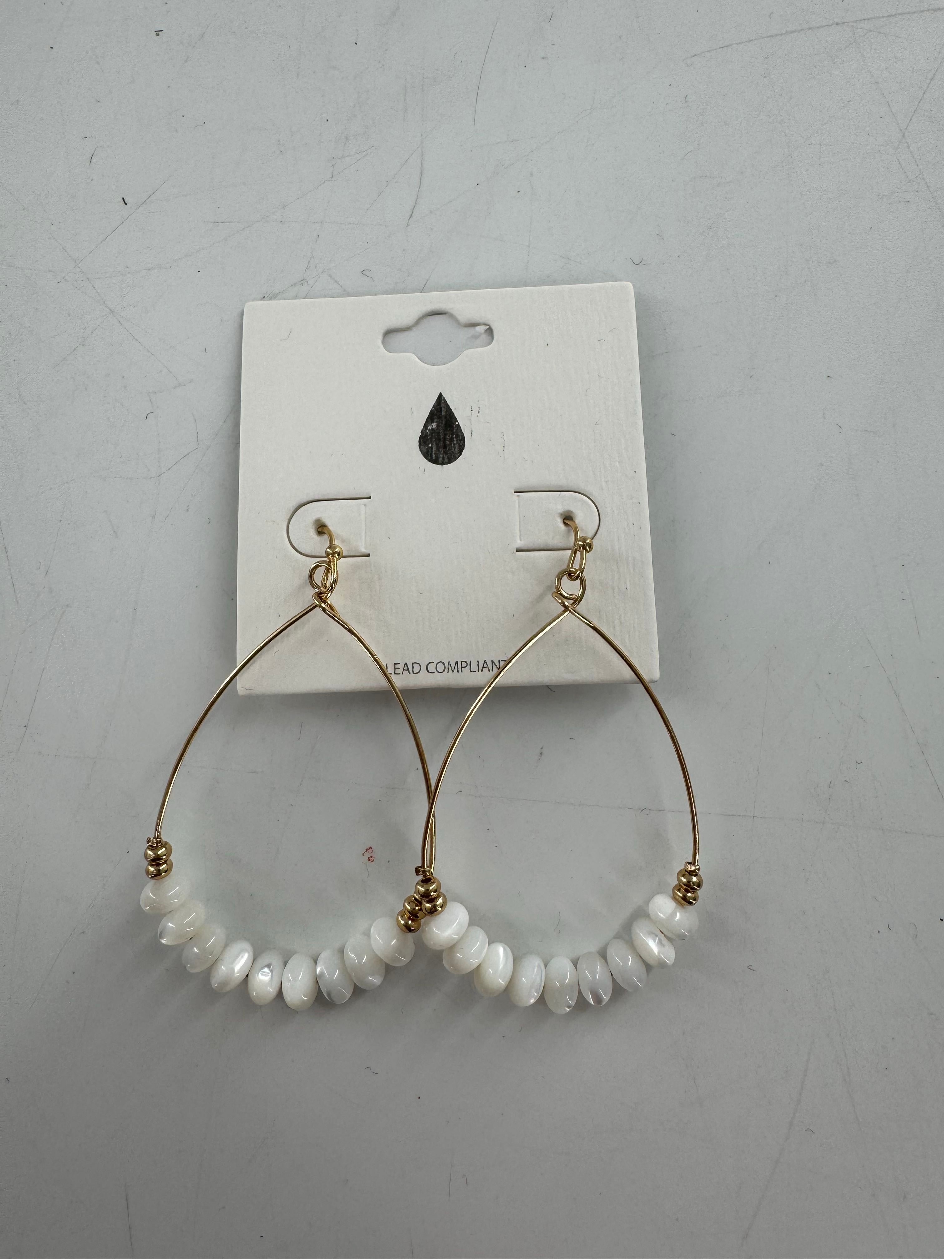 beaded open teardrop shape earrings-wht