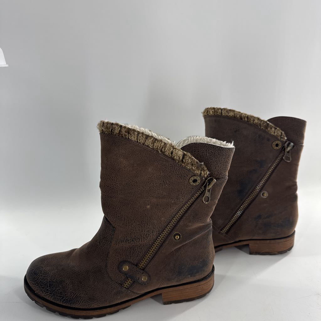 8 faux fur lined boot