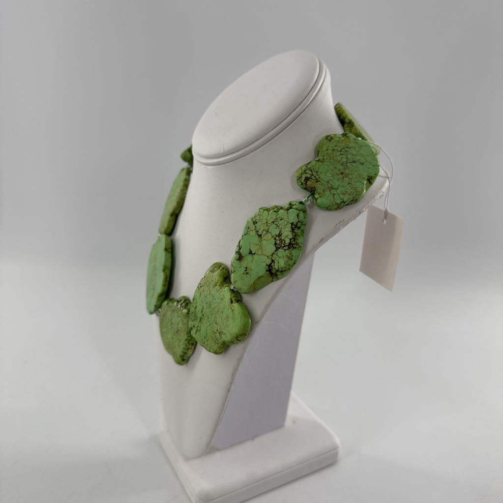 9" grn stone necklace