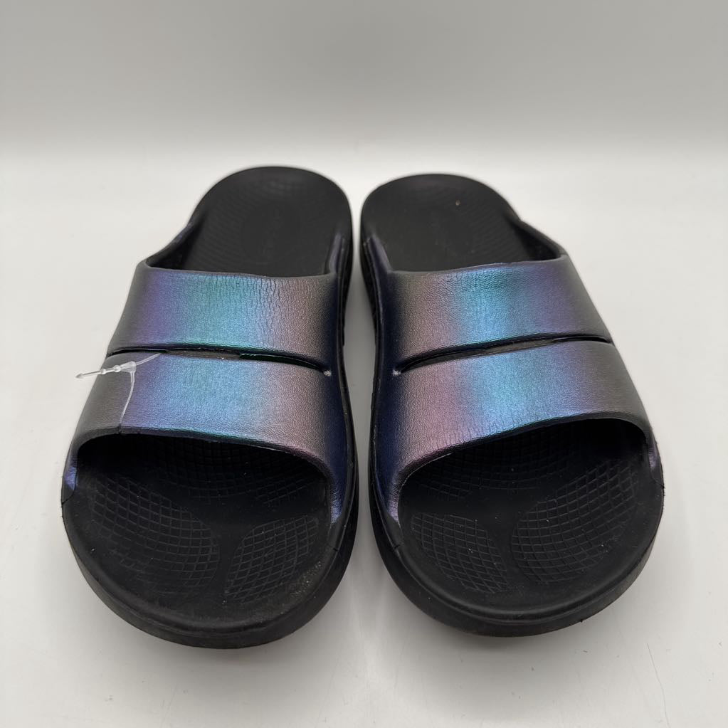 M iridescent mule sandals