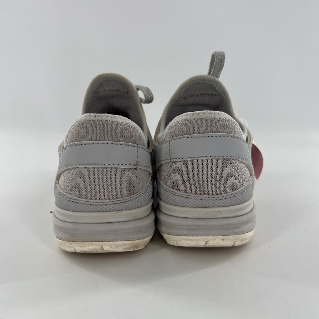 6 lace-up sneaker