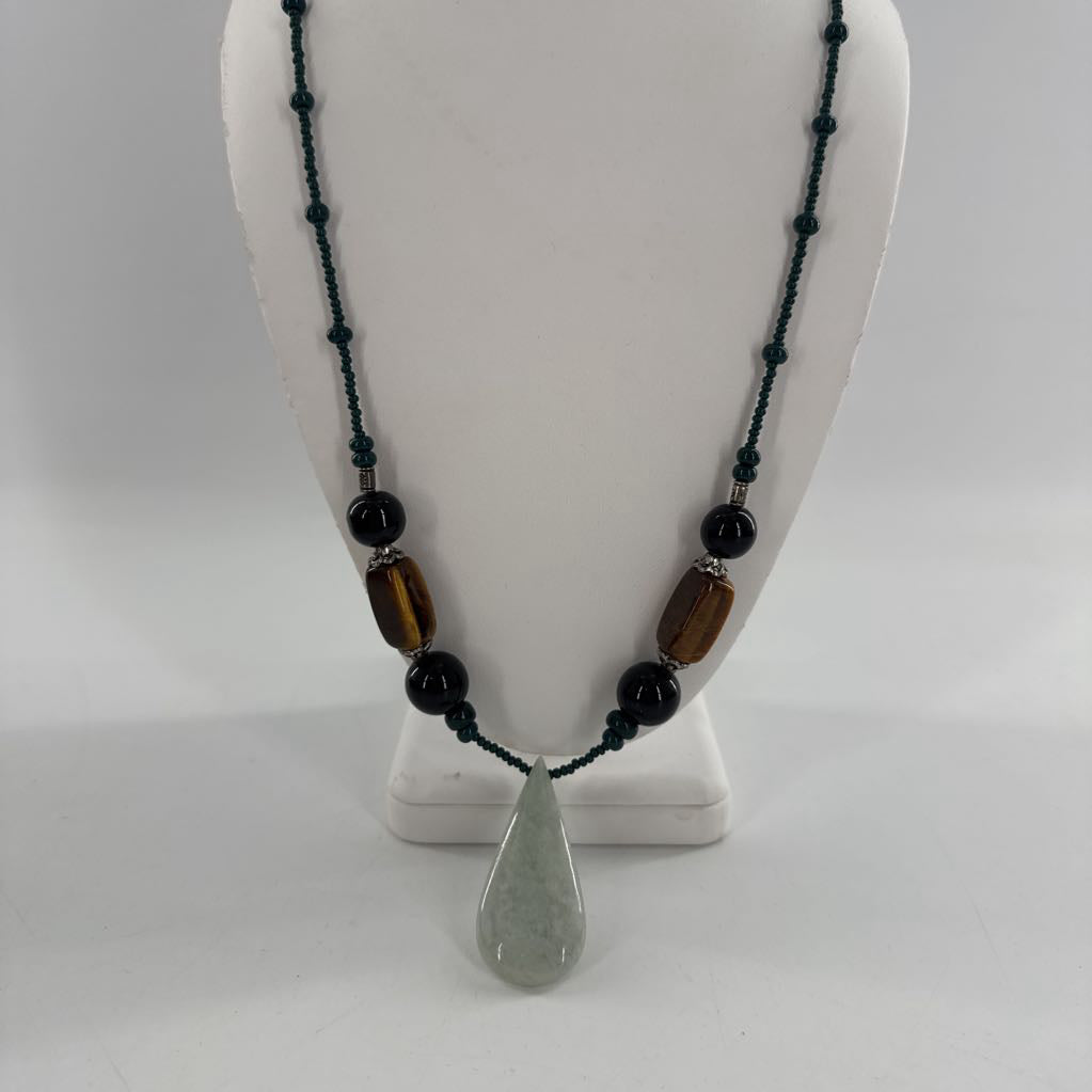 12" green beaded teardrop shape stone necklace