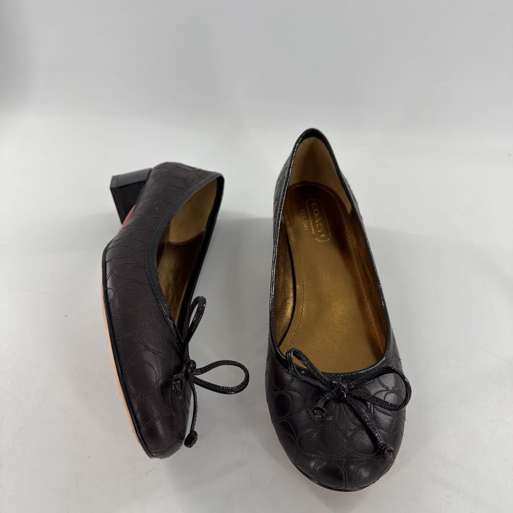 8.5 logo embossed low heel pump