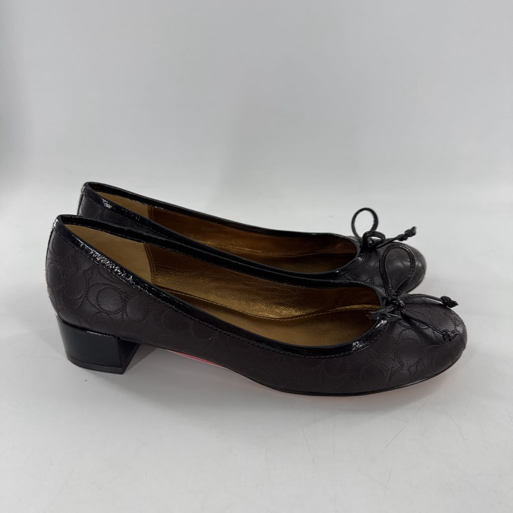 8.5 logo embossed low heel pump