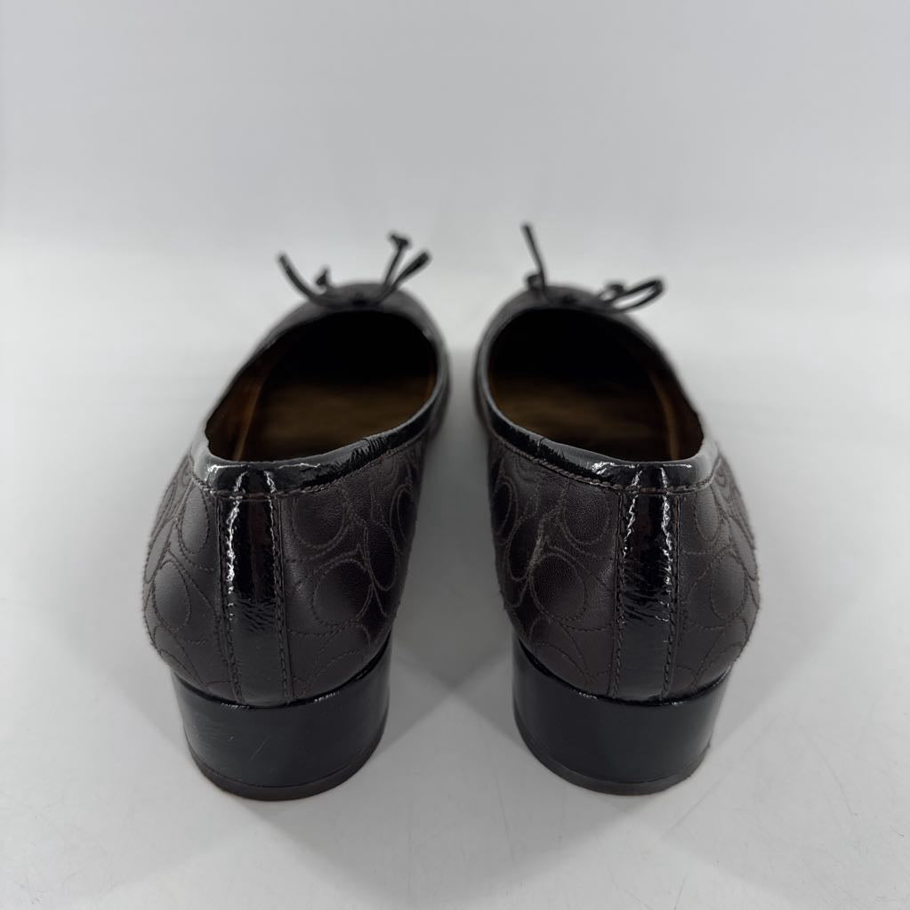 8.5 logo embossed low heel pump