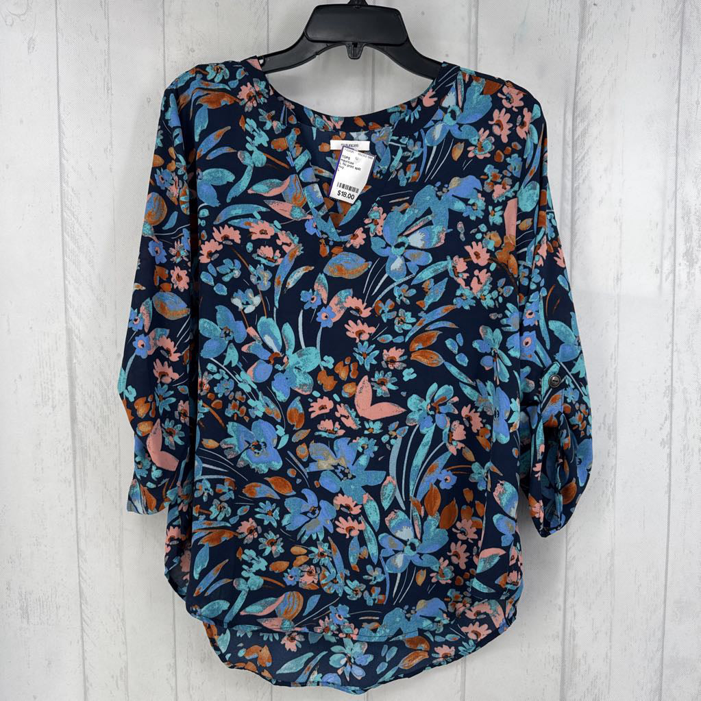 L flo print split neck tab slv top
