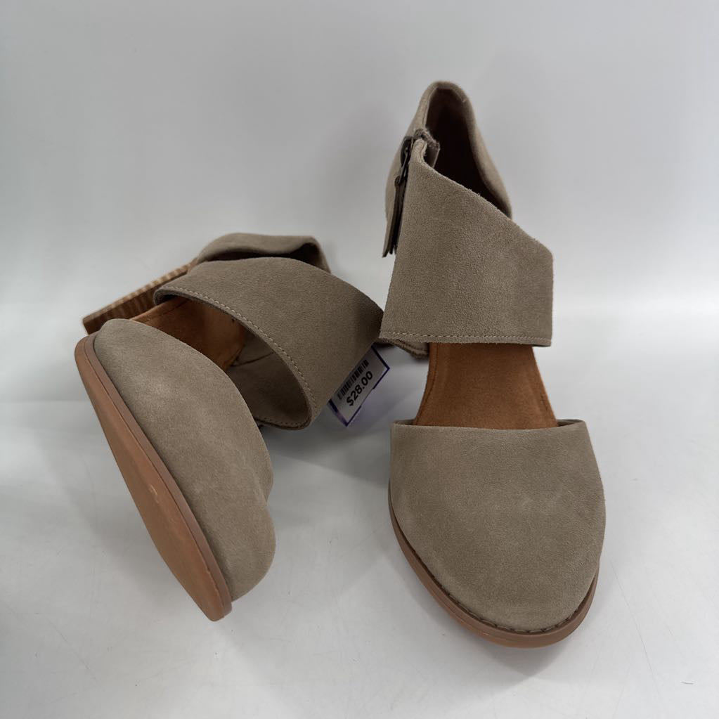 9 round toe side zip pumps