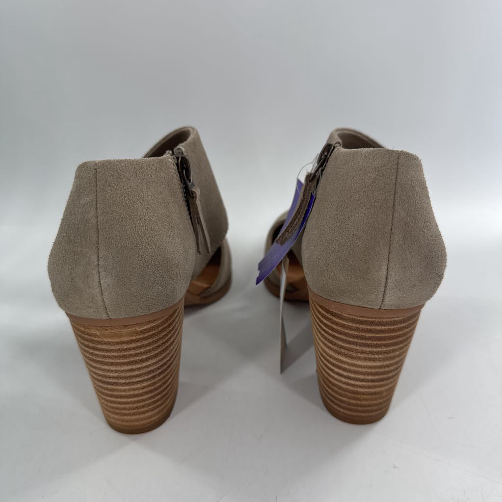9 round toe side zip pumps