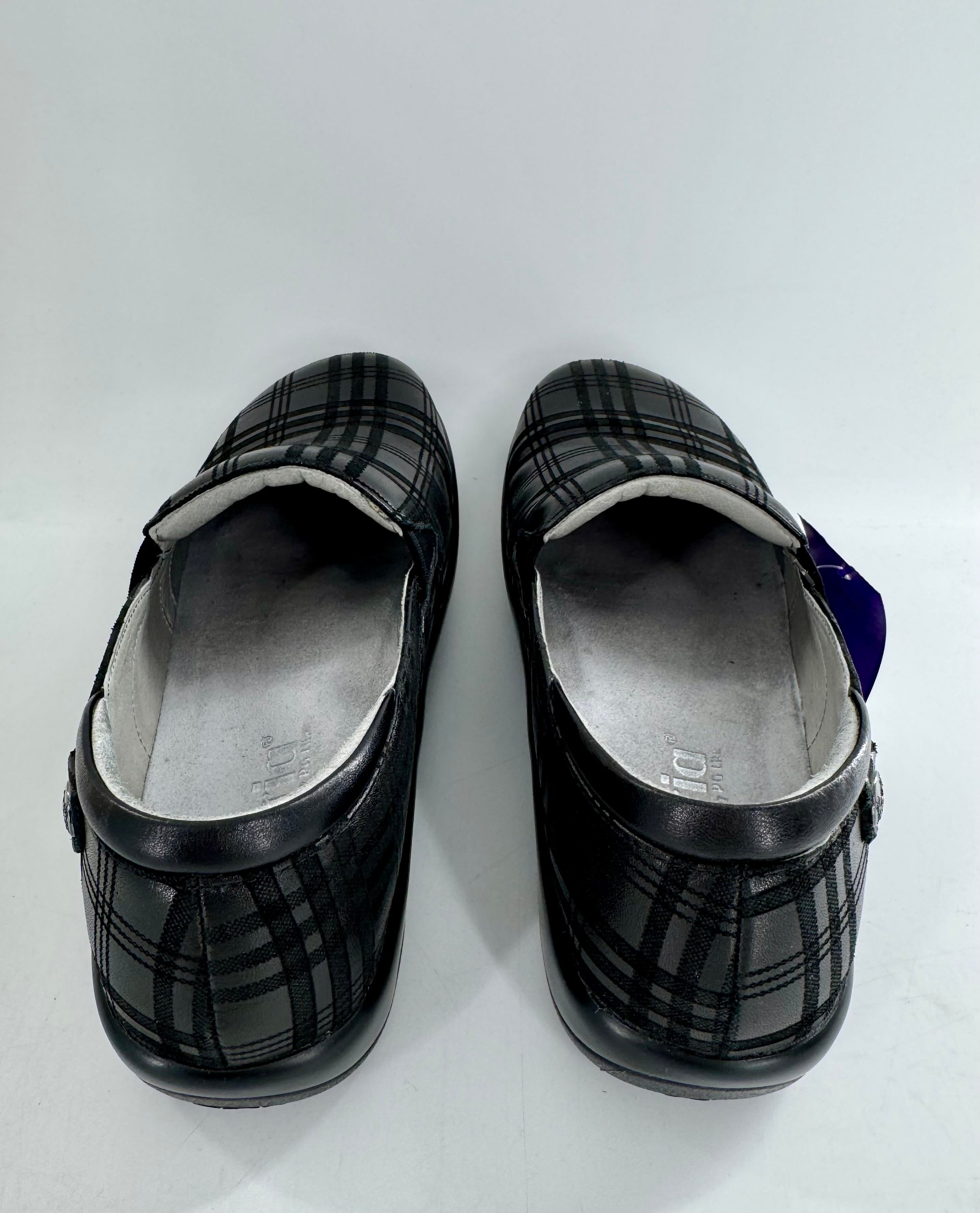 7/7.5 plaid slip on mules