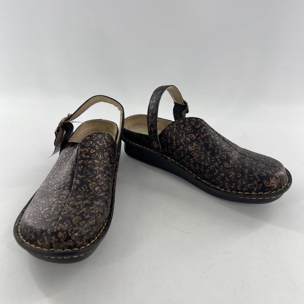 11.5 embossed floral clogs