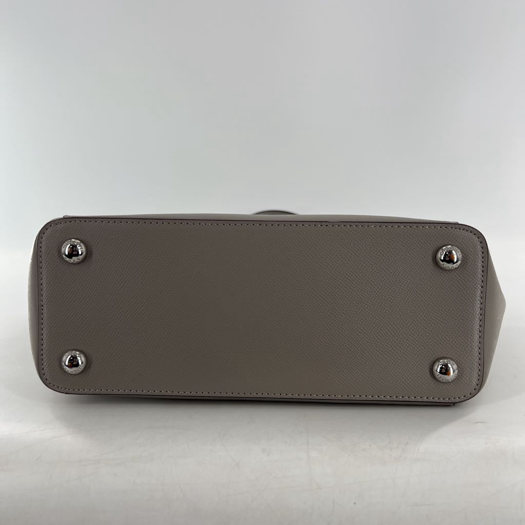 footed top zip tote w/ open pockets
