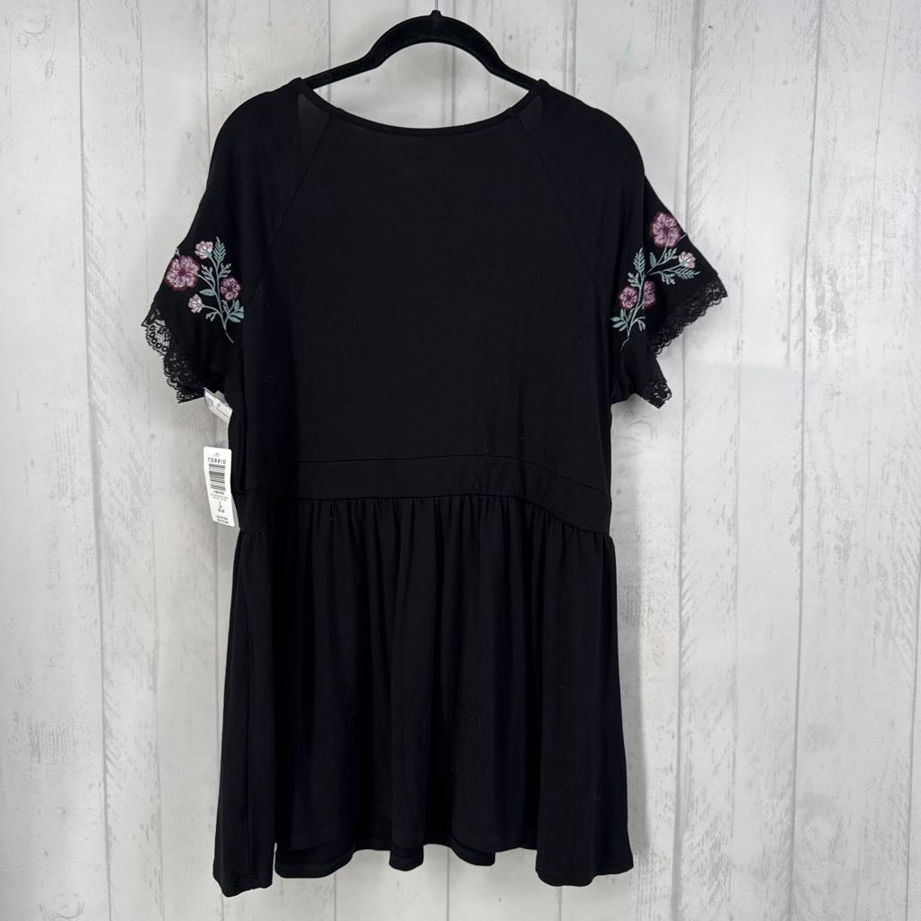 2X flo embroidered slv v-neck top