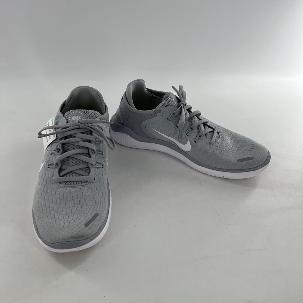 8 lace-up sneaker