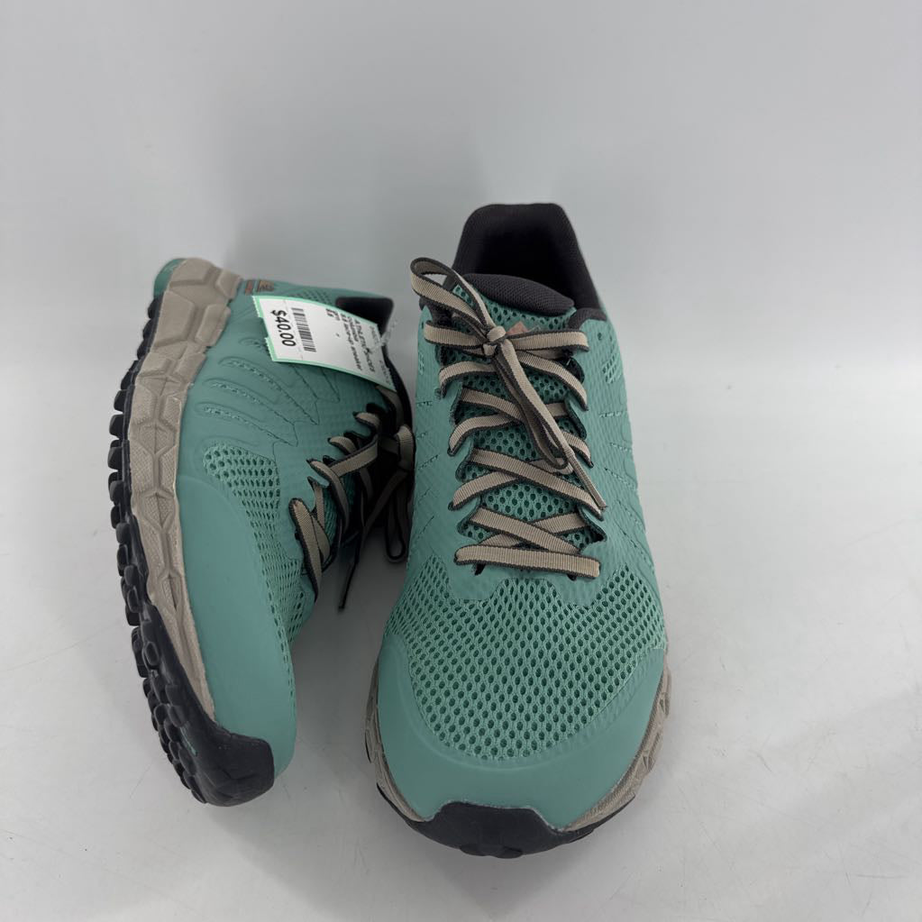 9.5 lace-up sneaker