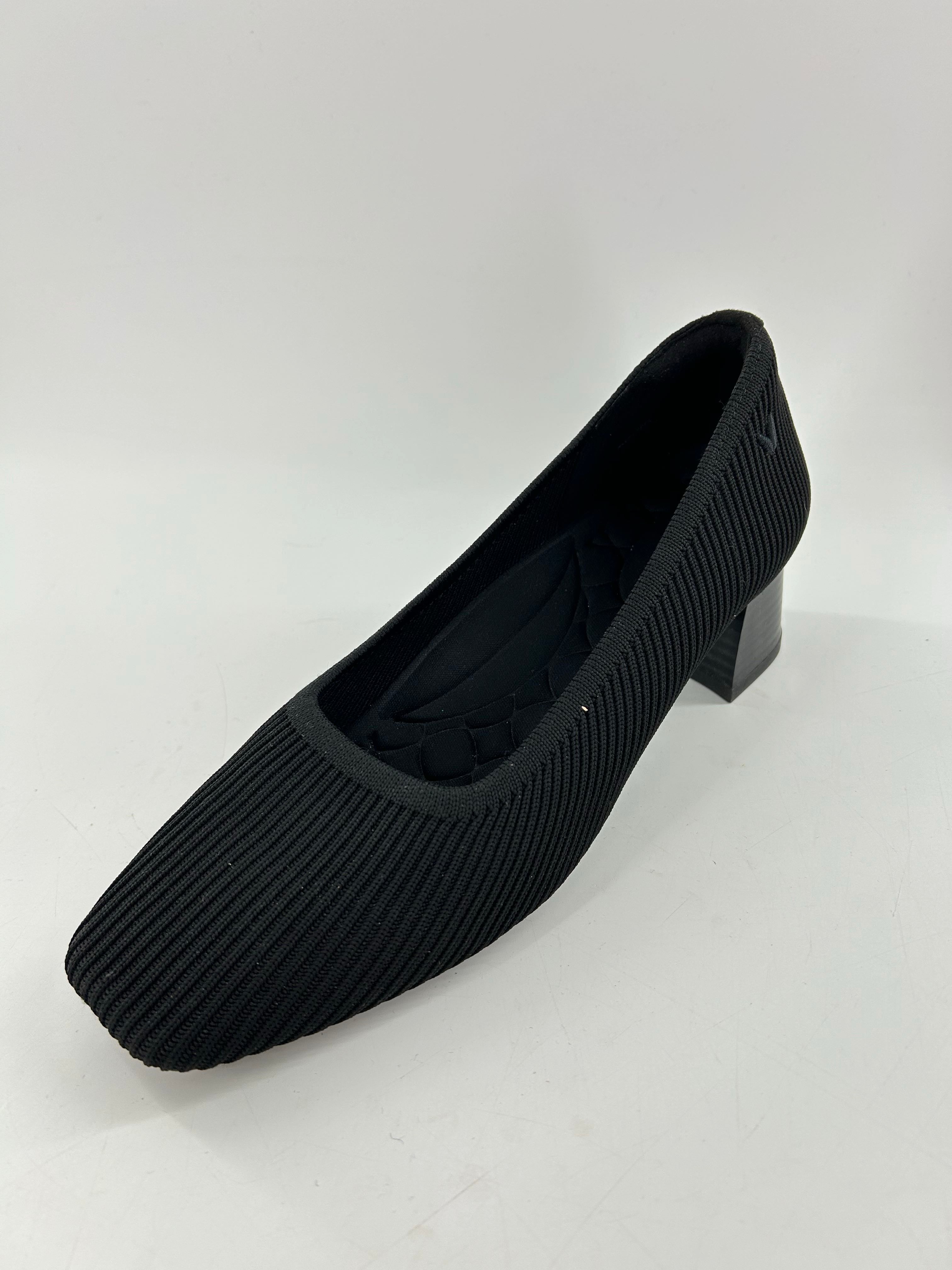 8 knit low heel pump