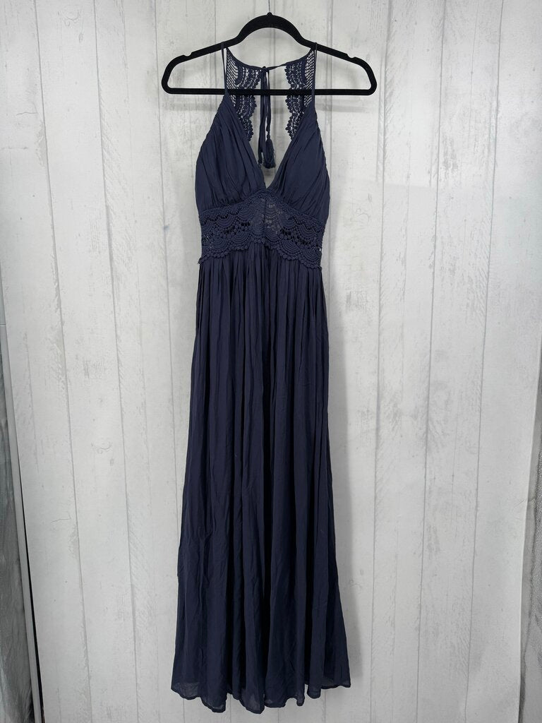 S v-neck flowy maxi dress w/ intricatae lace detailing