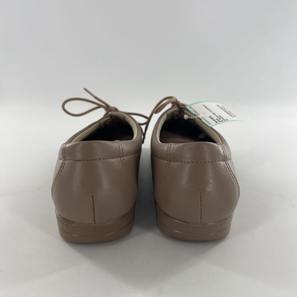 8 lace-up comfort shoe